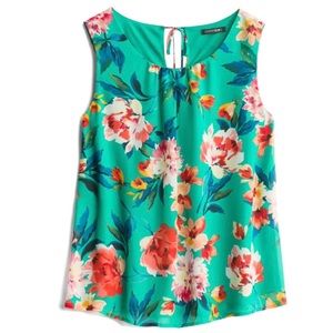 Bight spring floral Sleeveless blouse.